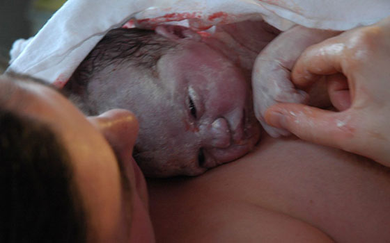 Peau-à-peau-maman-bébé Peau à peau maman bébé